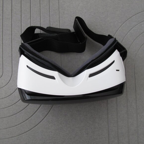 SAMSUNG Gear VR Virtual Reality Headset 2015 Edition - Picture 1 of 4